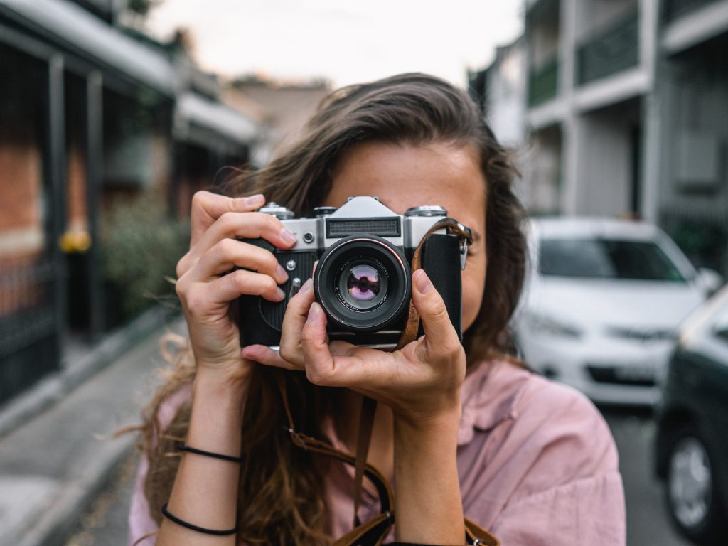 Fotógrafa tirando fotos na rua – Curso de Fotografia Online