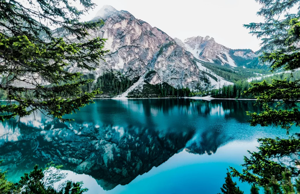 Paisagem montanhosa refletida em um lago azul cristalino – Dicas de Fotografia de Paisagem